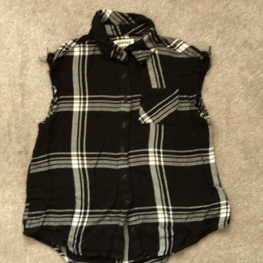 Plaid‎ black and white button sleeveless shirt